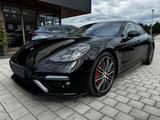 Porsche Panamera Turbo - Porsche Panamera: Schwarz