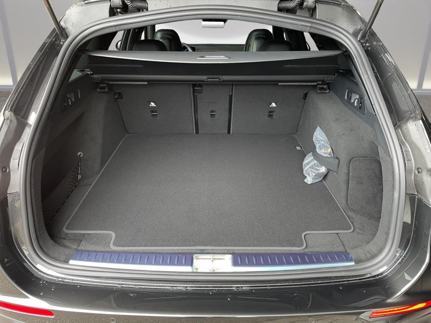 Mercedes-Benz E 220 d 4MATIC T-Modell AMG AHK-klappbar El. Pan