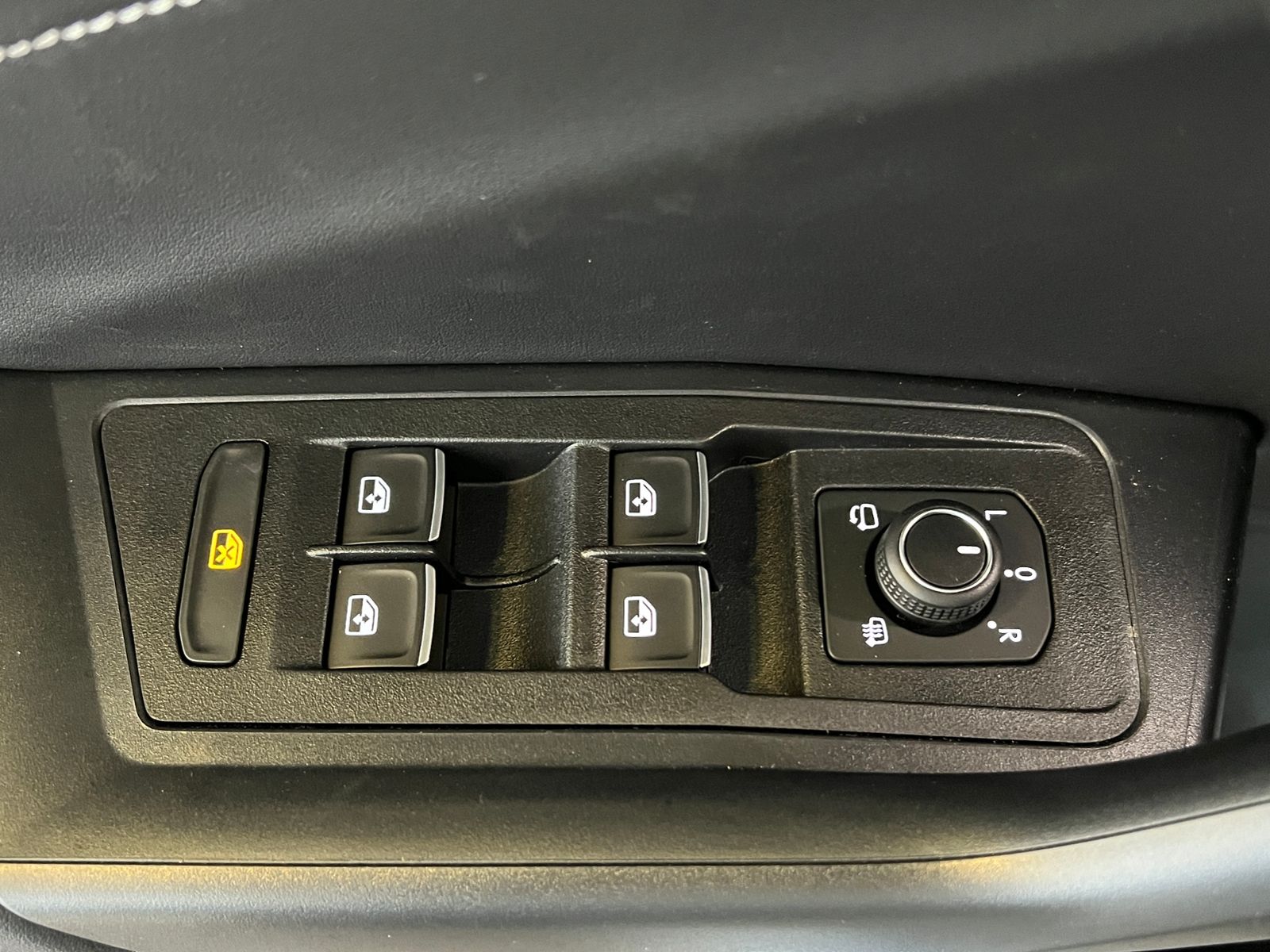 Fahrzeugabbildung Volkswagen T-Roc R-Line 1.5 TSI DSG *LED, Easy Open, 18"-LM