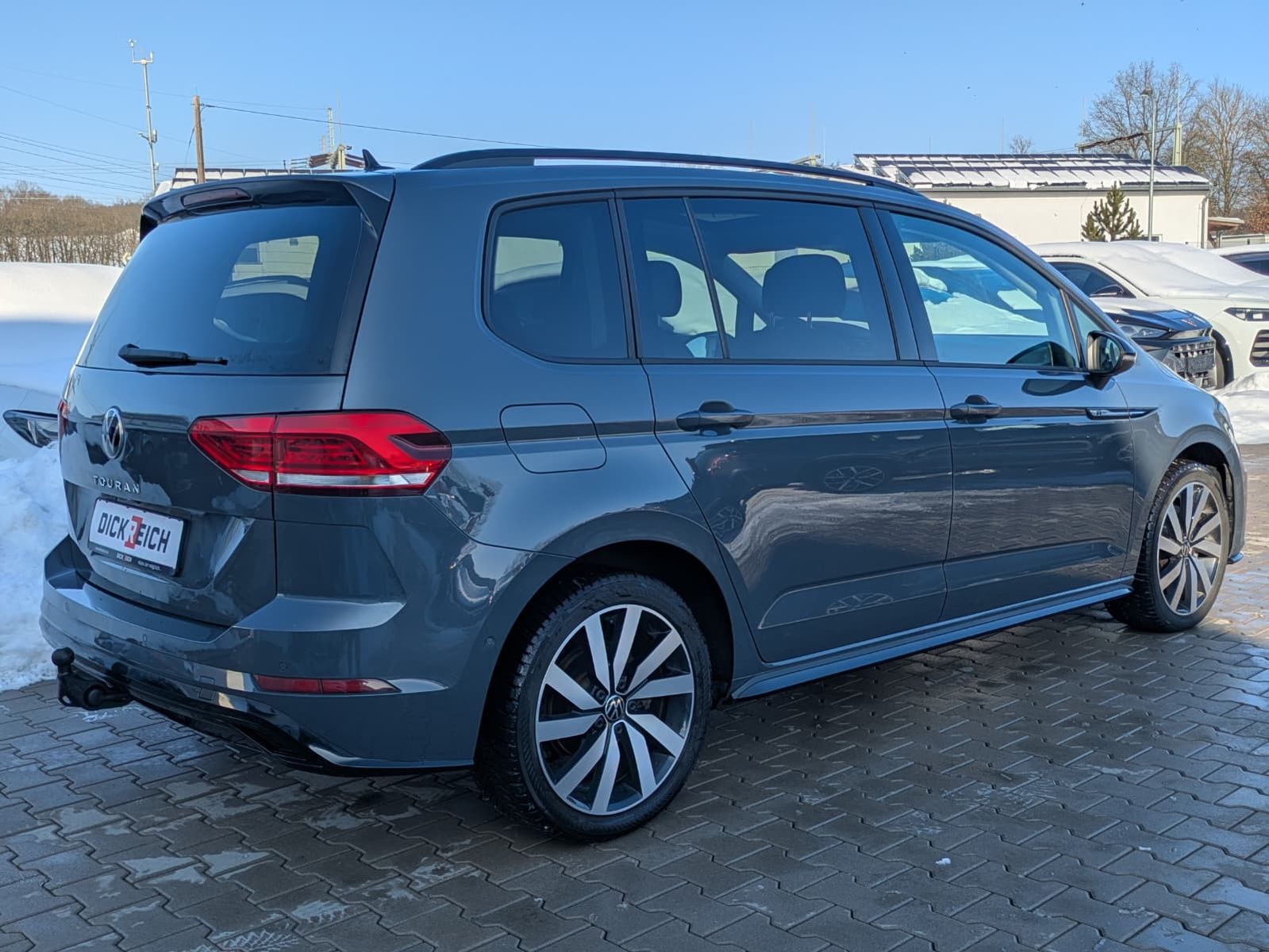 Fahrzeugabbildung Volkswagen Touran 2.0 DSG R-Line High BLACK Pano 7Si IQ AHK