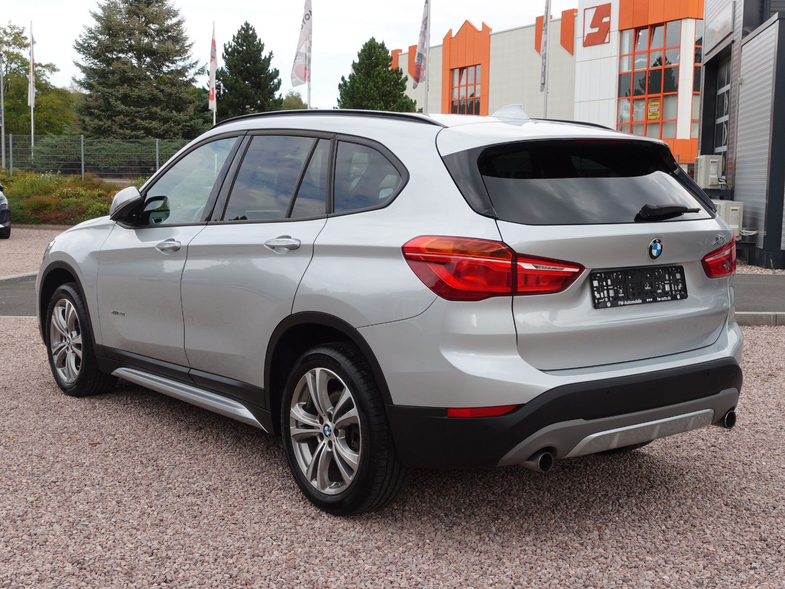 Fahrzeugabbildung BMW X1 xDrive20i A Sport Line I.Hd/AHK/LED/HeadUp/18