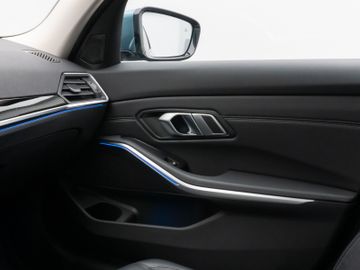 Fahrzeugabbildung BMW 320d Luxury Line Kamera HUD DAB HiFi Komfort LED