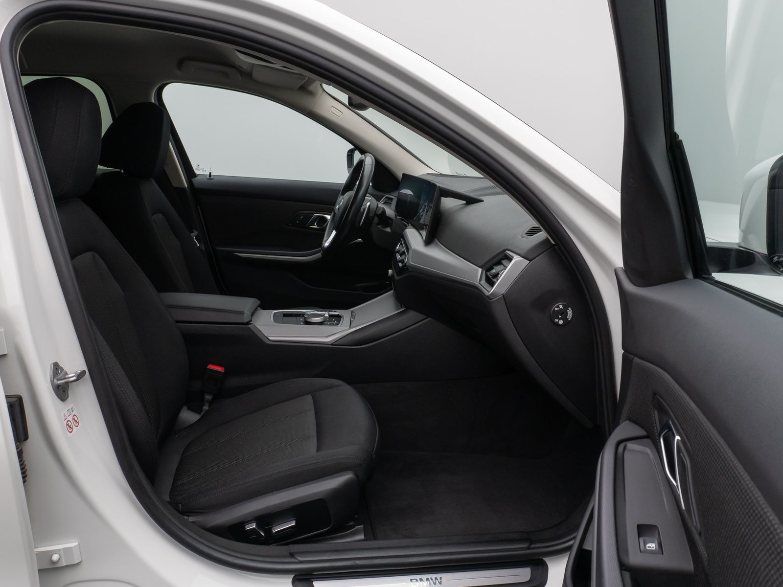 Fahrzeugabbildung BMW 330e Kamera HUD DAB Stop&Go Komfort Fernlichtass