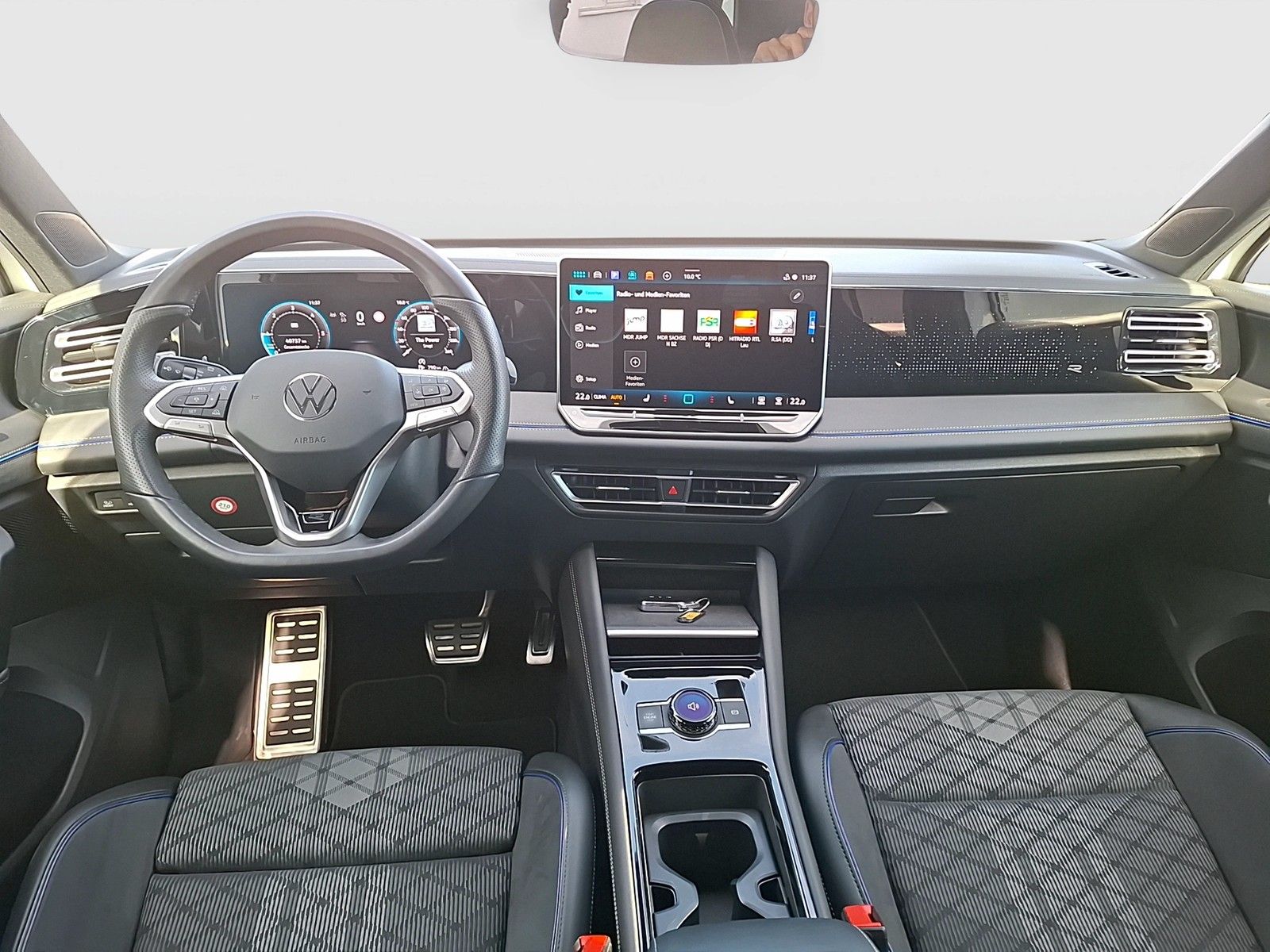 Fahrzeugabbildung Volkswagen Tiguan TDI R-Line DSG LEDplus AHK Navi AID ACC R