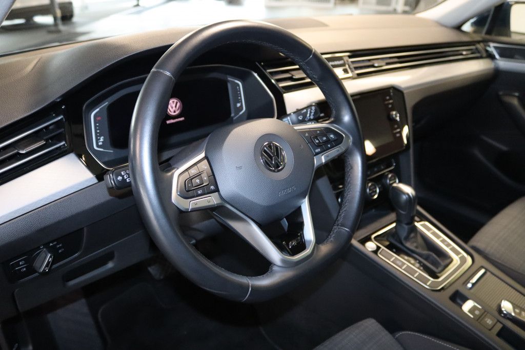 Fahrzeugabbildung Volkswagen Passat 2.0 TDI R-Line-Pano-Virtual-Navi-KAM-LED-