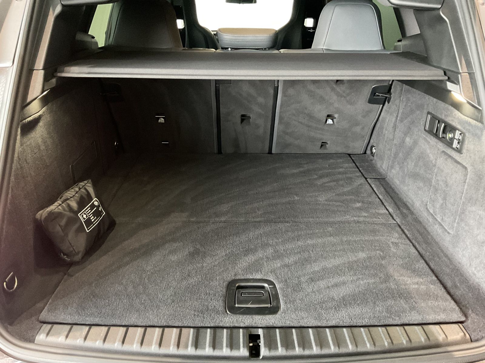 Fahrzeugabbildung BMW iX xDrive40 Sportpaket HK HiFi DAB Pano.Dach