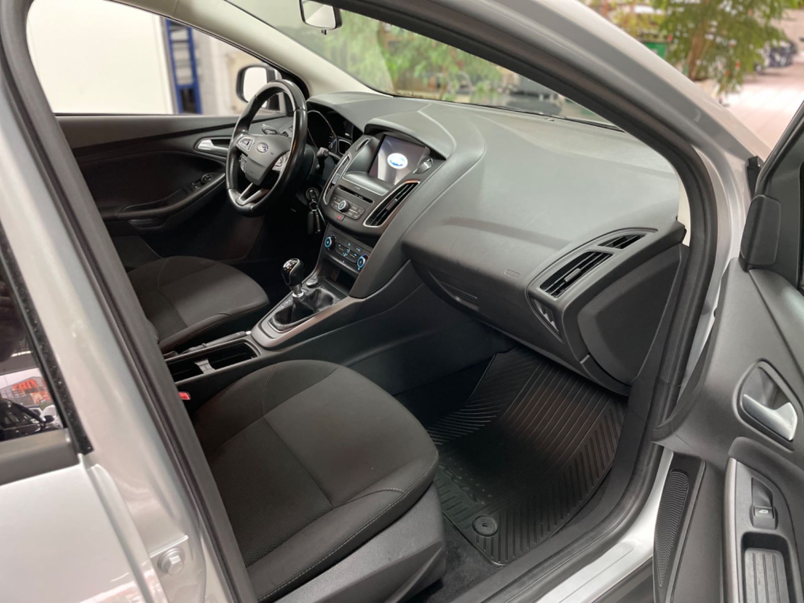 Fahrzeugabbildung Ford Focus Turnier Business Navi PDC