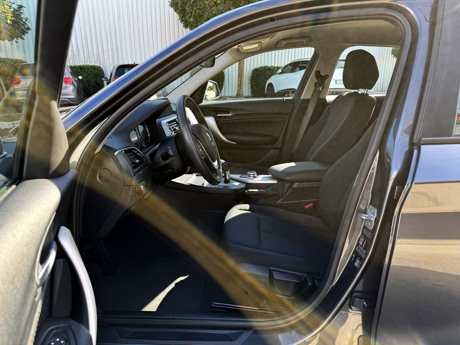 Fahrzeugabbildung BMW 118i 5-trg. Aut. Advantage LED TEMP PDC SHZ NAV