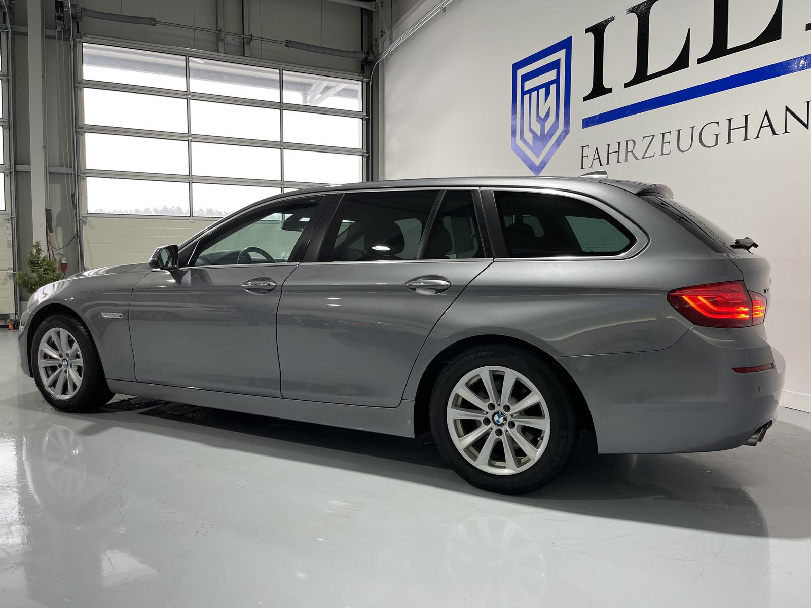Fahrzeugabbildung BMW 520 d xDrive*LED*Navi*Klima*SHZ*PDC*Pano*