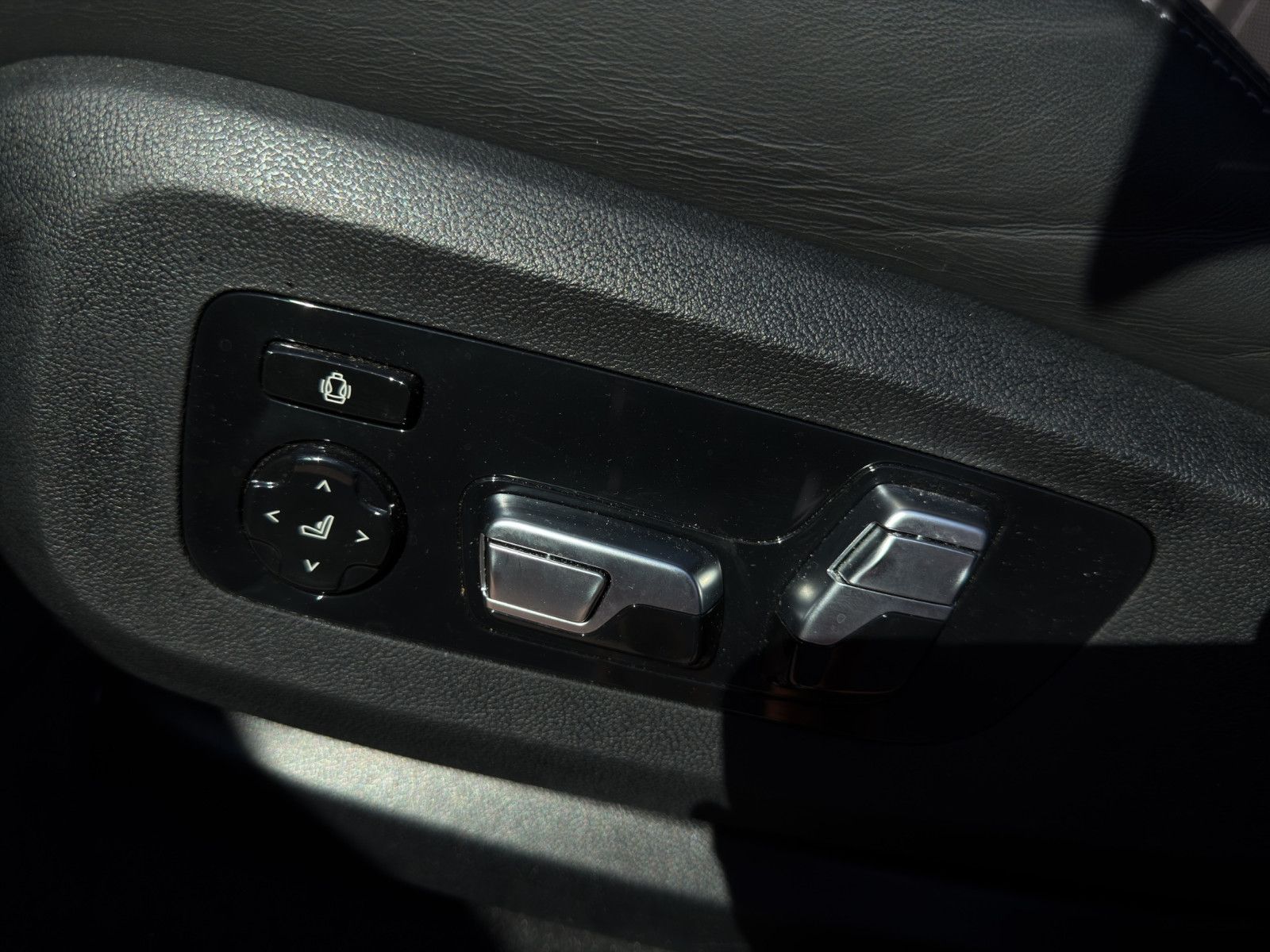 Fahrzeugabbildung BMW X6 M Competition/Massage/Shadow/360°/H&K