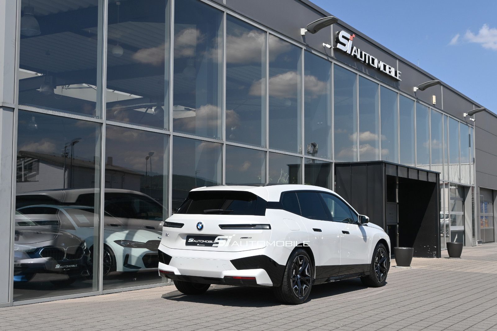 Fahrzeugabbildung BMW iX xDrive50 °AHK°AMIDO°LUFTFEDERUNG°PARKING PROF