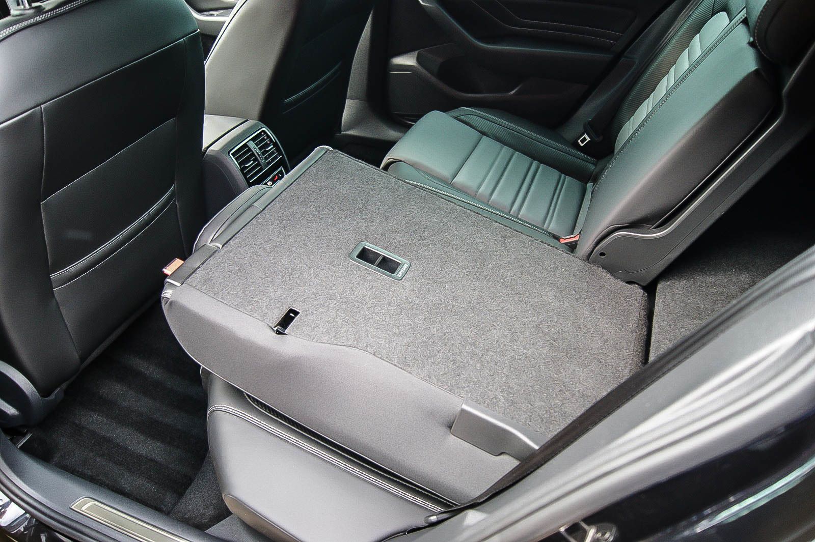 Fahrzeugabbildung Volkswagen Passat Variant 2.0TDI DSG R-LINE ANHZV STANDHZG