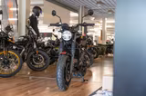 Royal Enfield Guerrilla 450 ABS, Euro 5 +, Lieferservice - NAKED BIKE VON 251 BIS 500 CCM