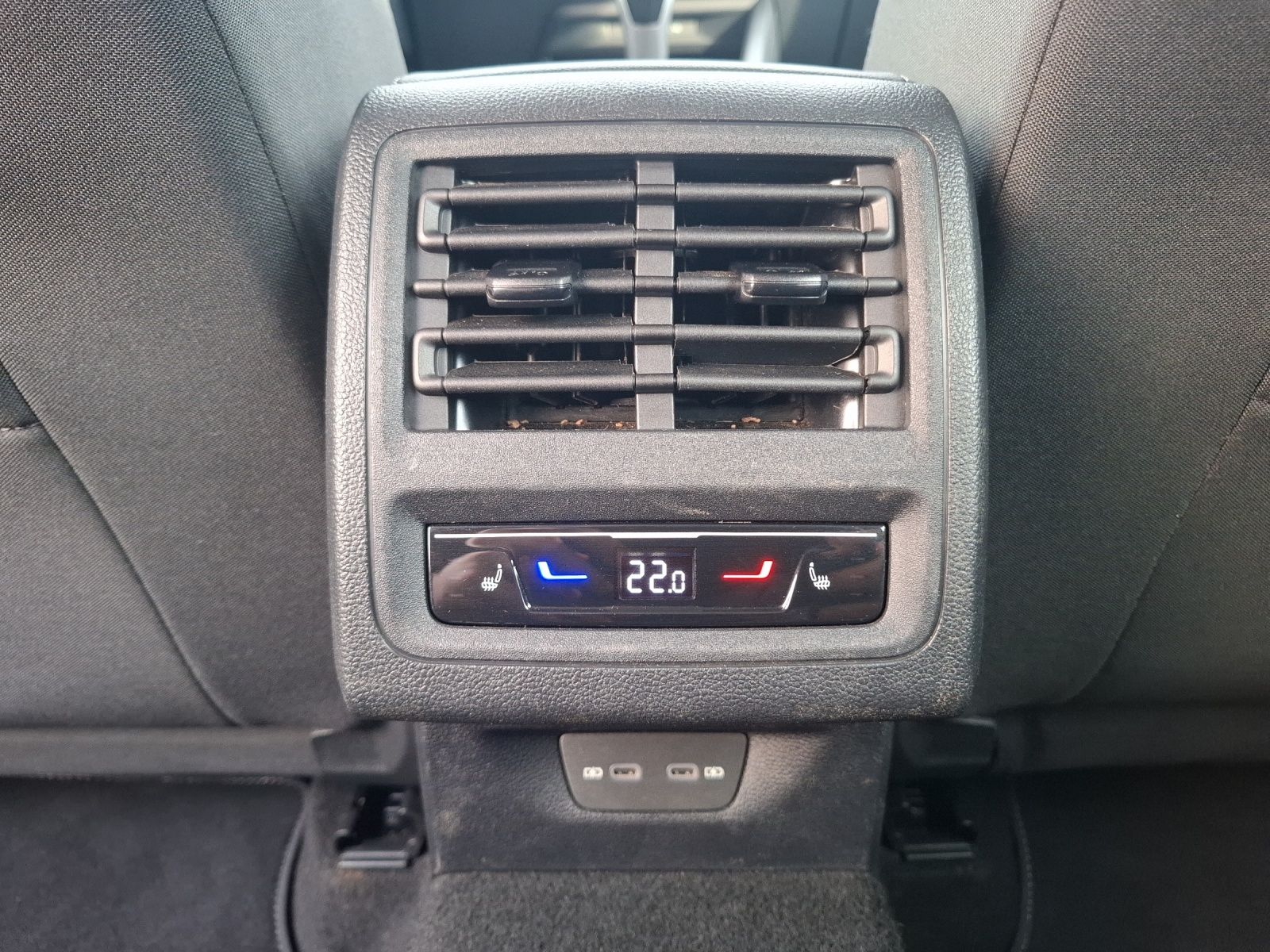 Fahrzeugabbildung Volkswagen Golf VIII Variant TSI Life STH LED Navi ACC HUD