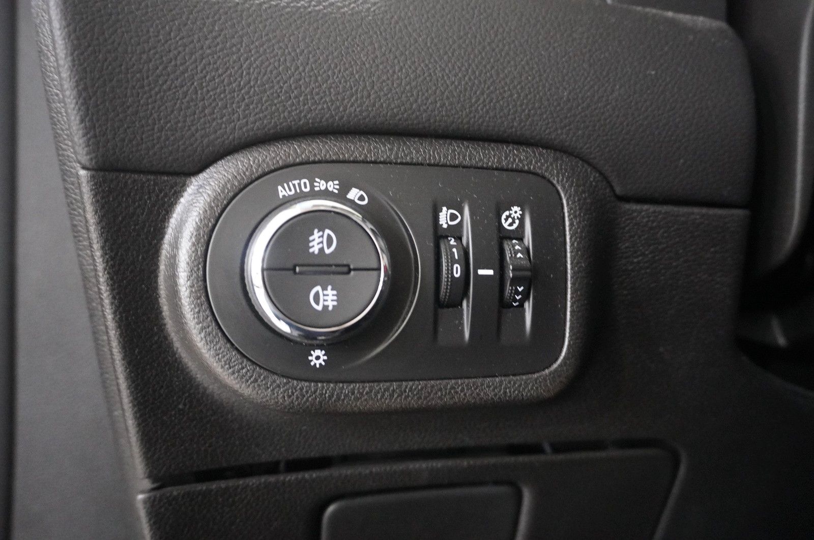 Fahrzeugabbildung Opel Zafira C 1.4T ACTICE 7-SITZE NAVI/LED/SH/PDC/AHK