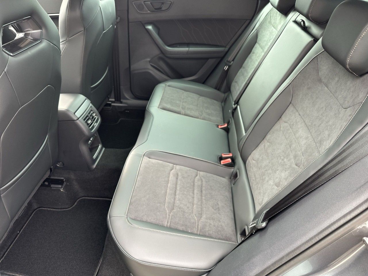 Fahrzeugabbildung CUPRA Ateca VZ 2.0 TSI 300 PS 7-Gang-DSG 4Drive - mit KI generiert/bearbeitet