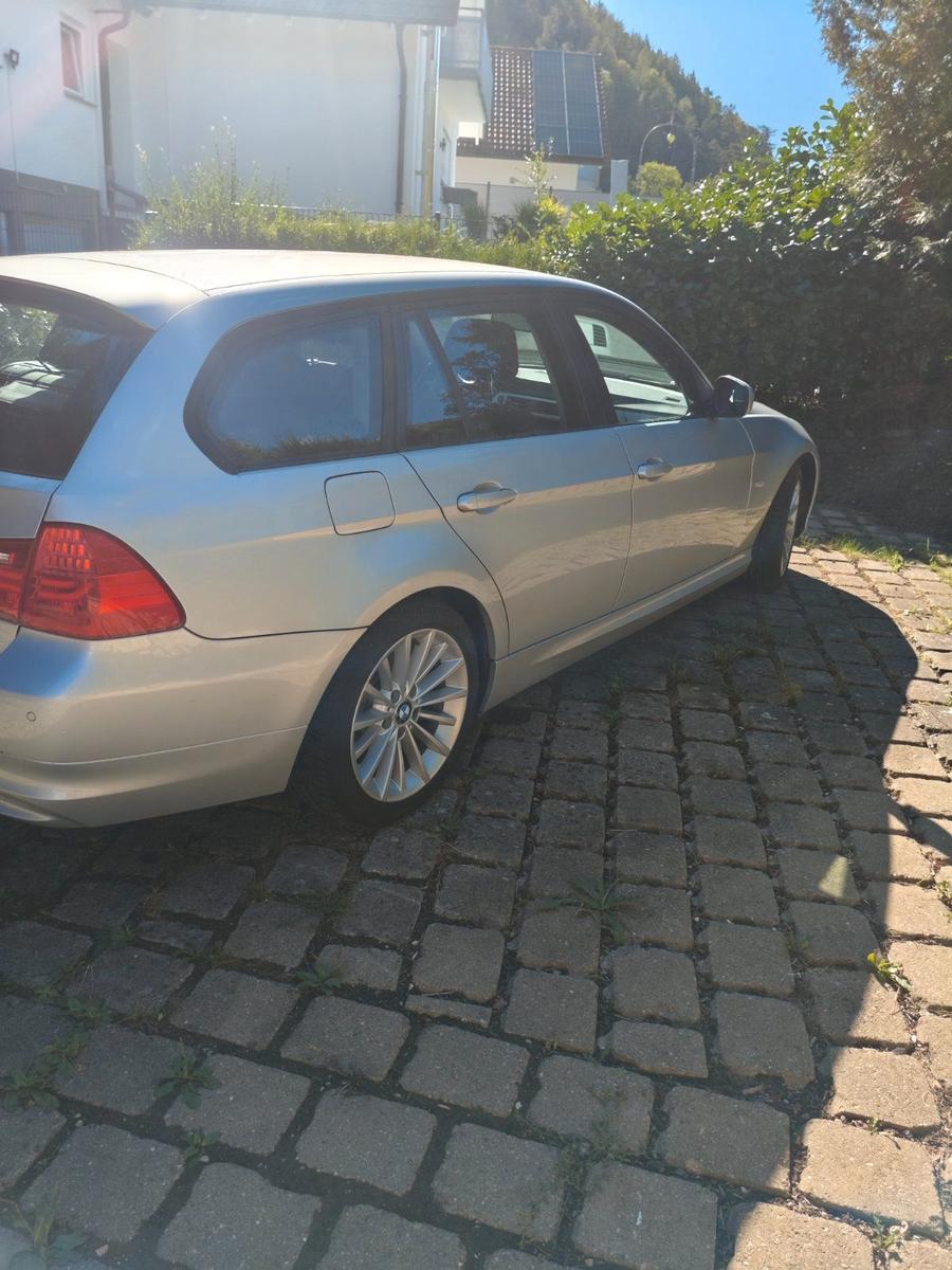 BMW 318 2009 — engine 140 HP (103kW)