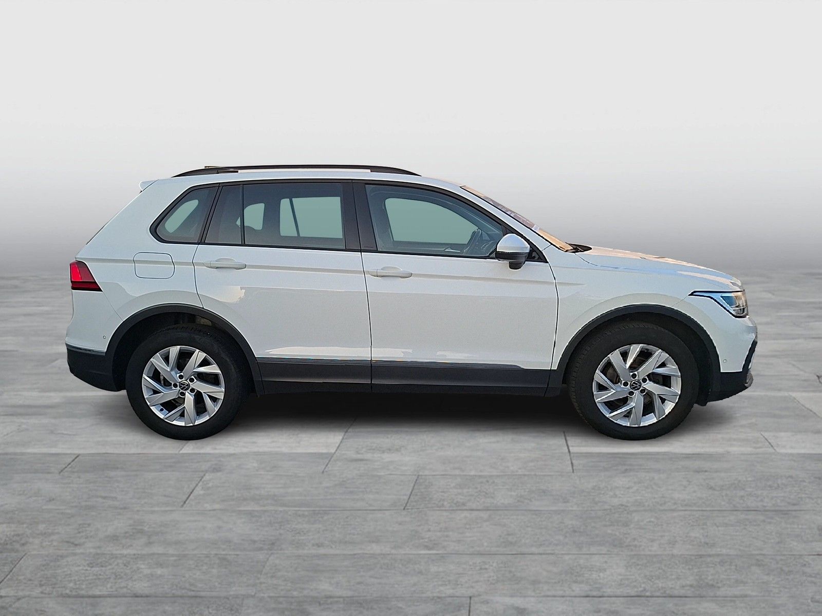 Fahrzeugabbildung Volkswagen Tiguan TDI Life DSG 4M LED AHK Navi AID HUD ACC