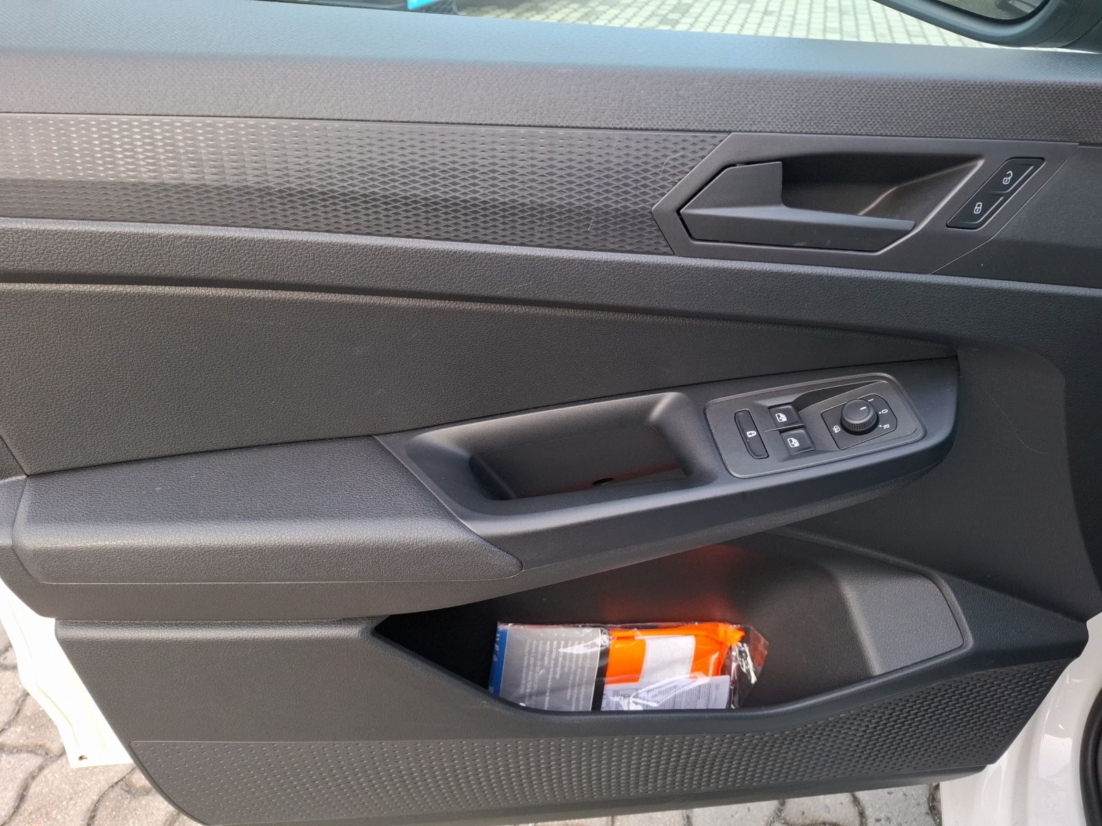 Fahrzeugabbildung Volkswagen Caddy TDI Kombi AHK Klima GRA PDC ISOFIX hinten