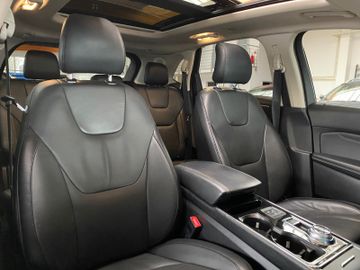 Fahrzeugabbildung Ford Edge Titanium 4x4 LED Navi Panorama 4xSitzheizg.