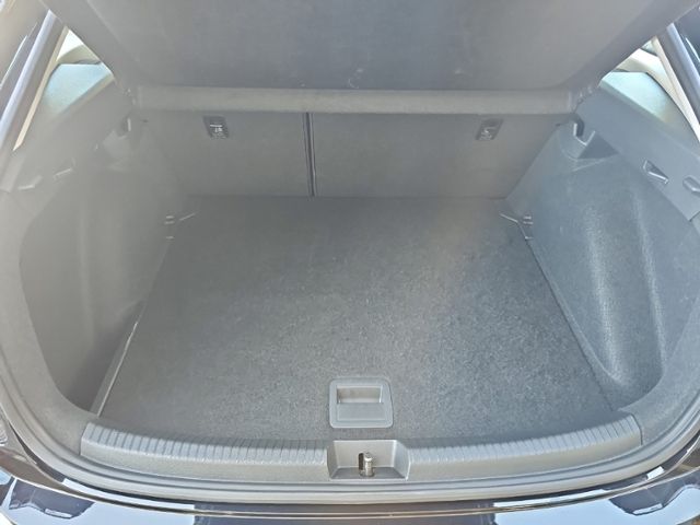 Fahrzeugabbildung Volkswagen Taigo 1.5 TSI LIFE AHK SHZ LED ASG KEYLESS KLIMA