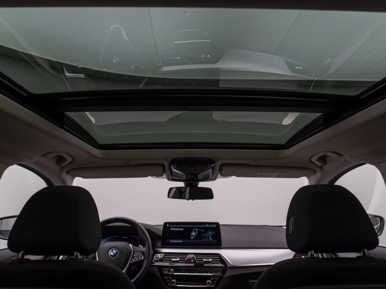 Fahrzeugabbildung BMW 530e xD Panorama DAB CockPitPro Alarm PDC 19Zoll