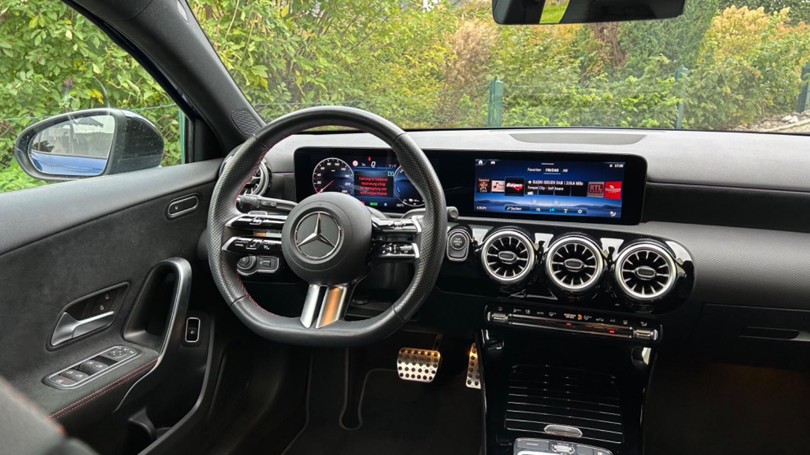 Mercedes-Benz A 250 e Plug-in-Hybrid DCT AMG / Top Zustand