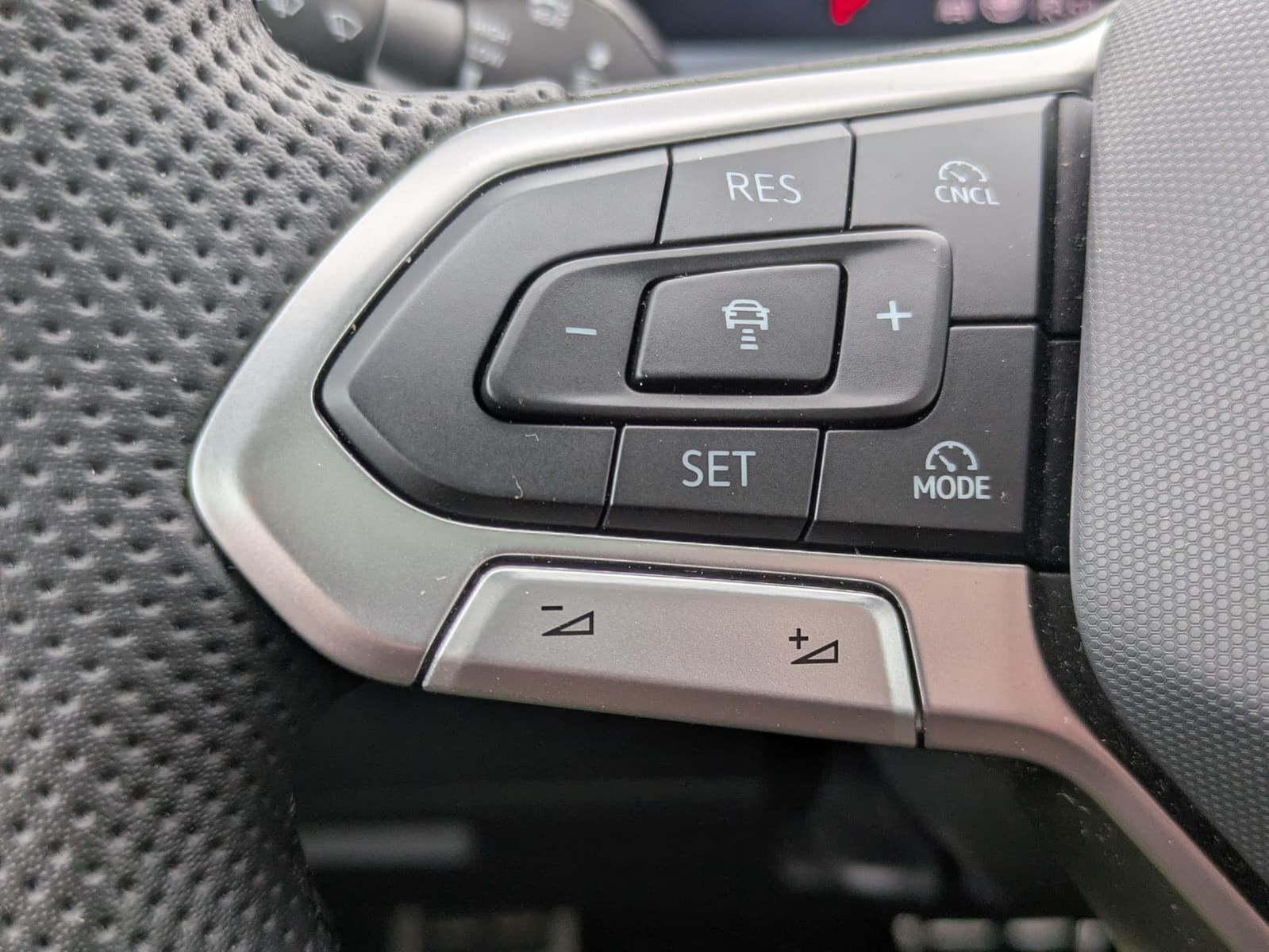 Fahrzeugabbildung Volkswagen Tayron 2.0 TDI 4M R-Line 7Si*MATRIX*AHK*PANO*HUD