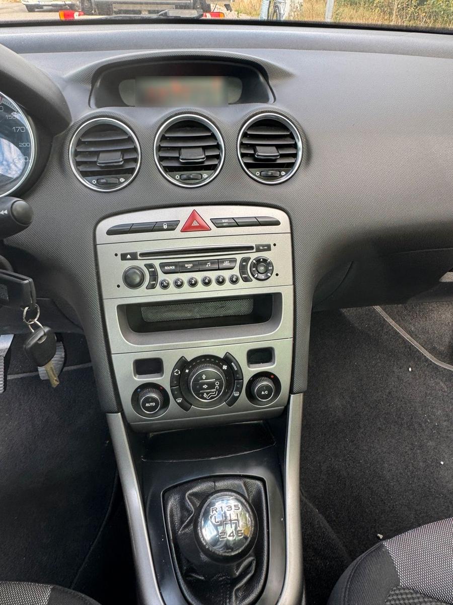 Peugeot 308 2011 — photo 11
