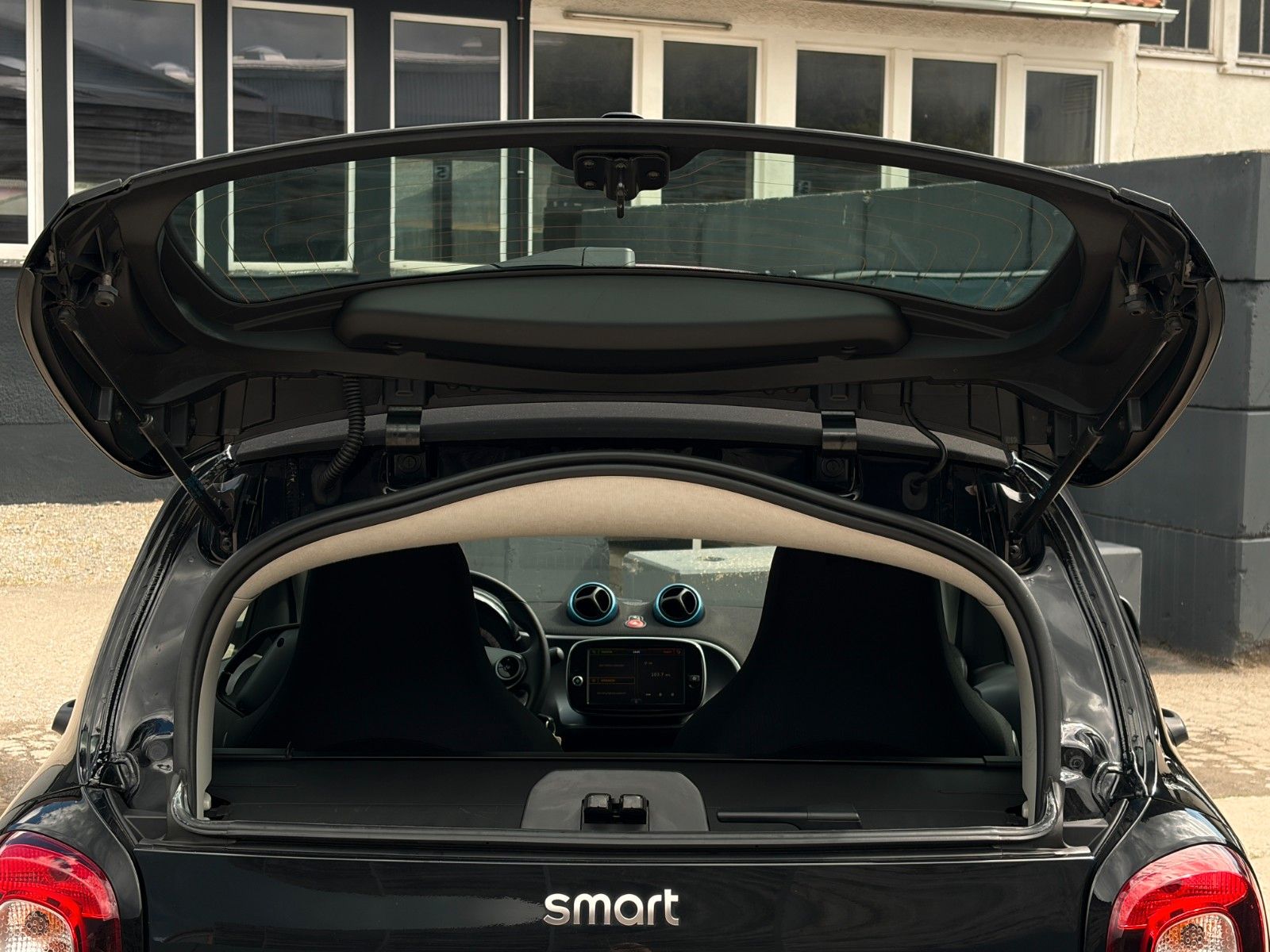 Fahrzeugabbildung Smart ForTwo Coupe EQ 60kW SHZ PDC Temp. Klima CarPlay