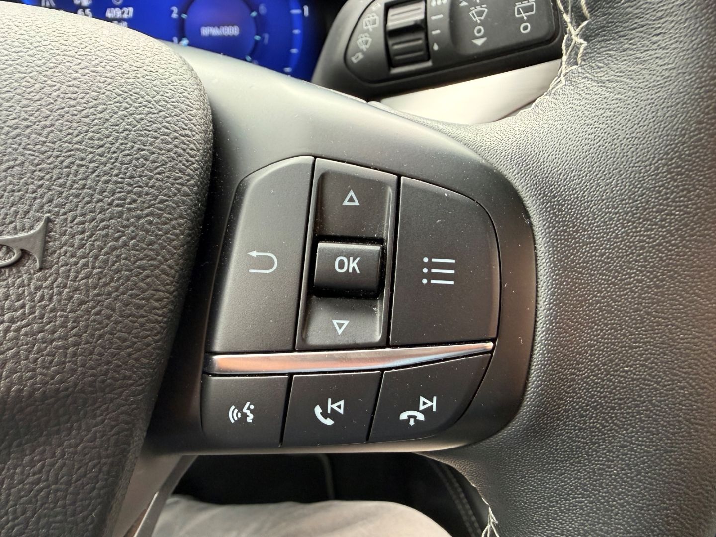 Fahrzeugabbildung Ford Focus Titanium X Turnier HUD Navi Digitales Cock