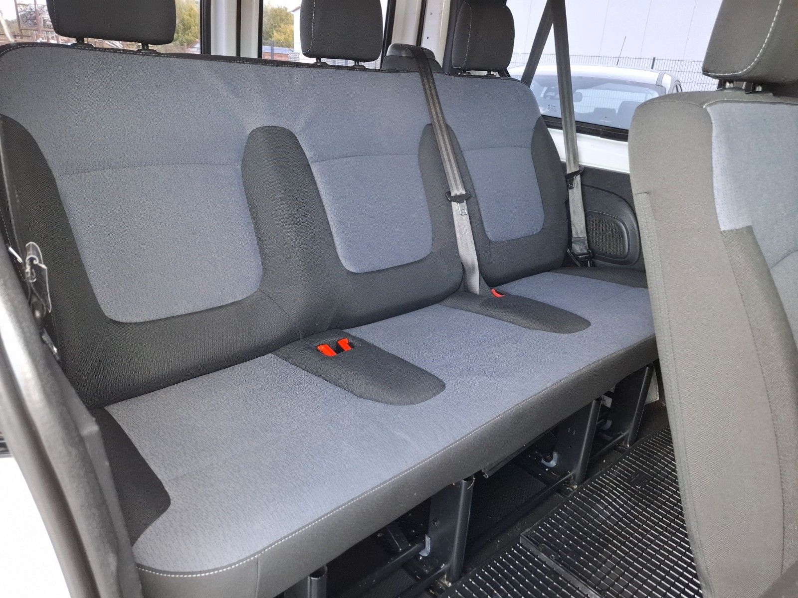 Fahrzeugabbildung Opel Vivaro B Combi ! 9-Sitzer ! NAVI ! PDC !