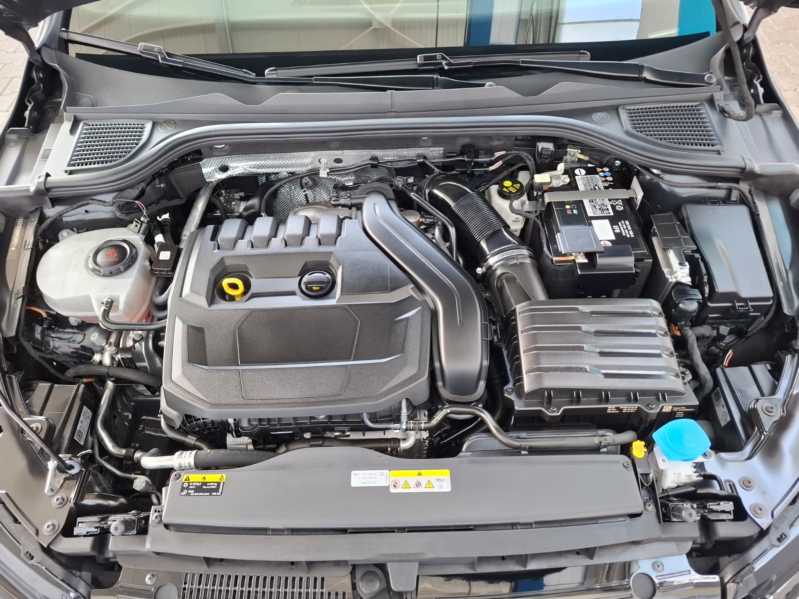 Fahrzeugabbildung Volkswagen Golf VIII Var. R-Line 1.5 eTSI DSG +ACC+Navi+LED