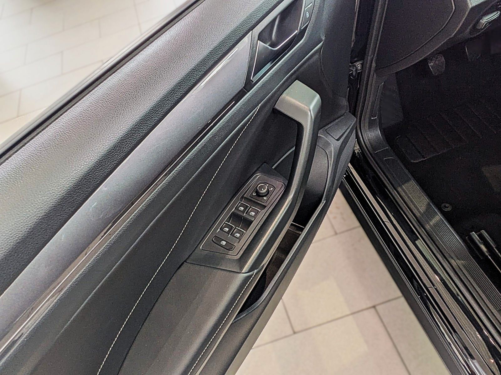 Fahrzeugabbildung Volkswagen T-Roc 2.0 TDI STYLE NAVI SHZ ACC LED CAM AHK