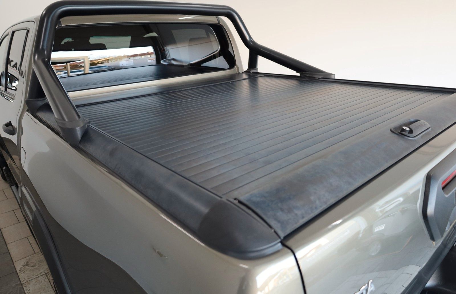 Fahrzeugabbildung Toyota Hilux 2.8 D-4D Invincible, Rollbügel, Rollo, AHK