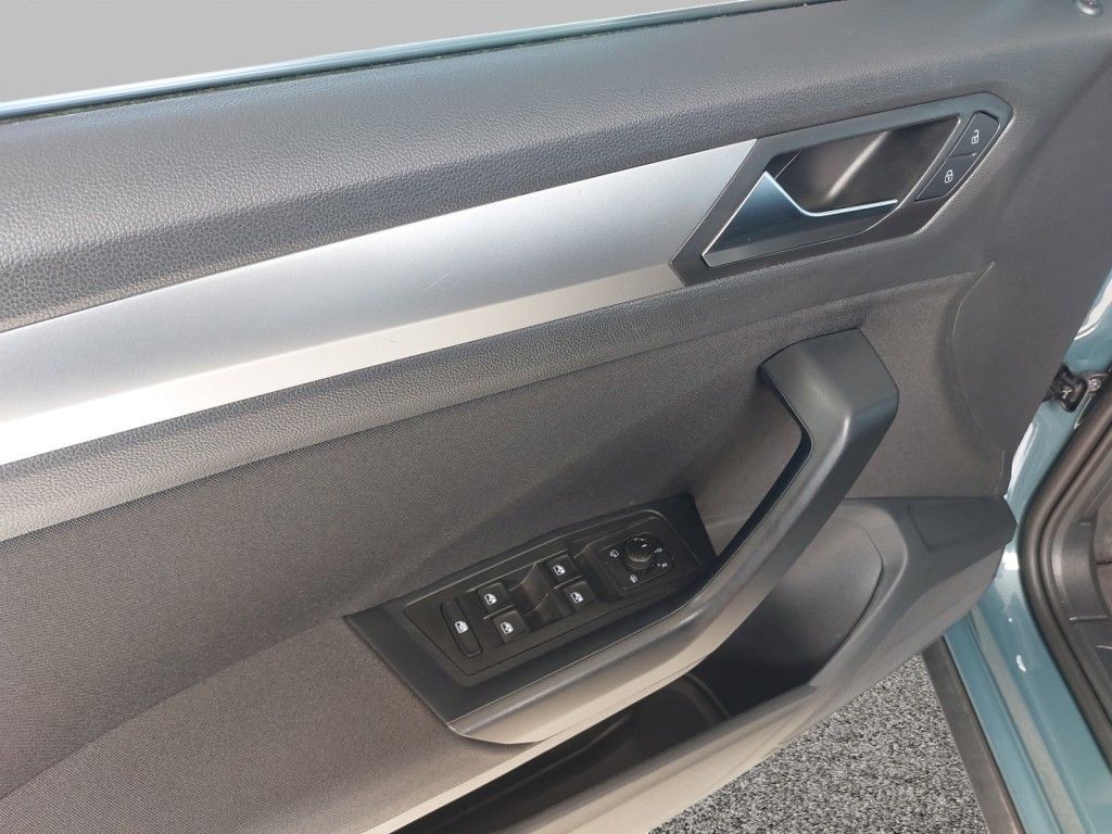Fahrzeugabbildung Volkswagen T-Roc 1.5 TSI Life AHZV Standheizung