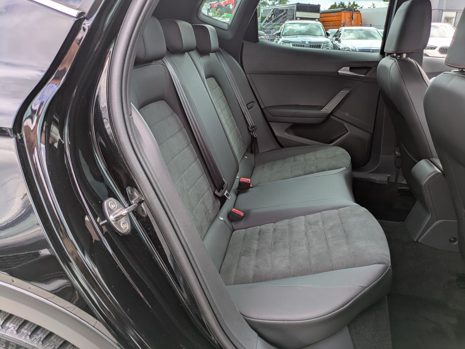 Fahrzeugabbildung SEAT Arona 1.0 TSI FR DSG AHK*ACC*LED*APP*DAB*KAMERA