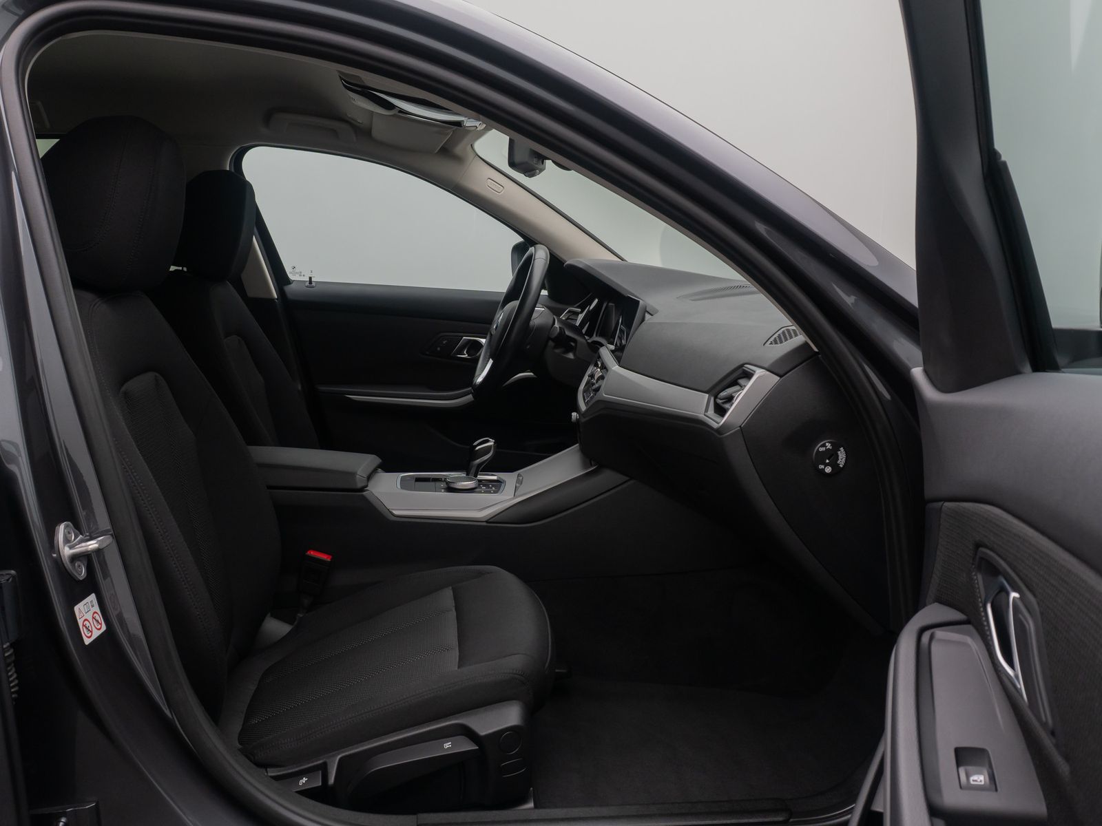 Fahrzeugabbildung BMW 318i GeschwindigReg DAB Alarm PDC LED CockpitPro