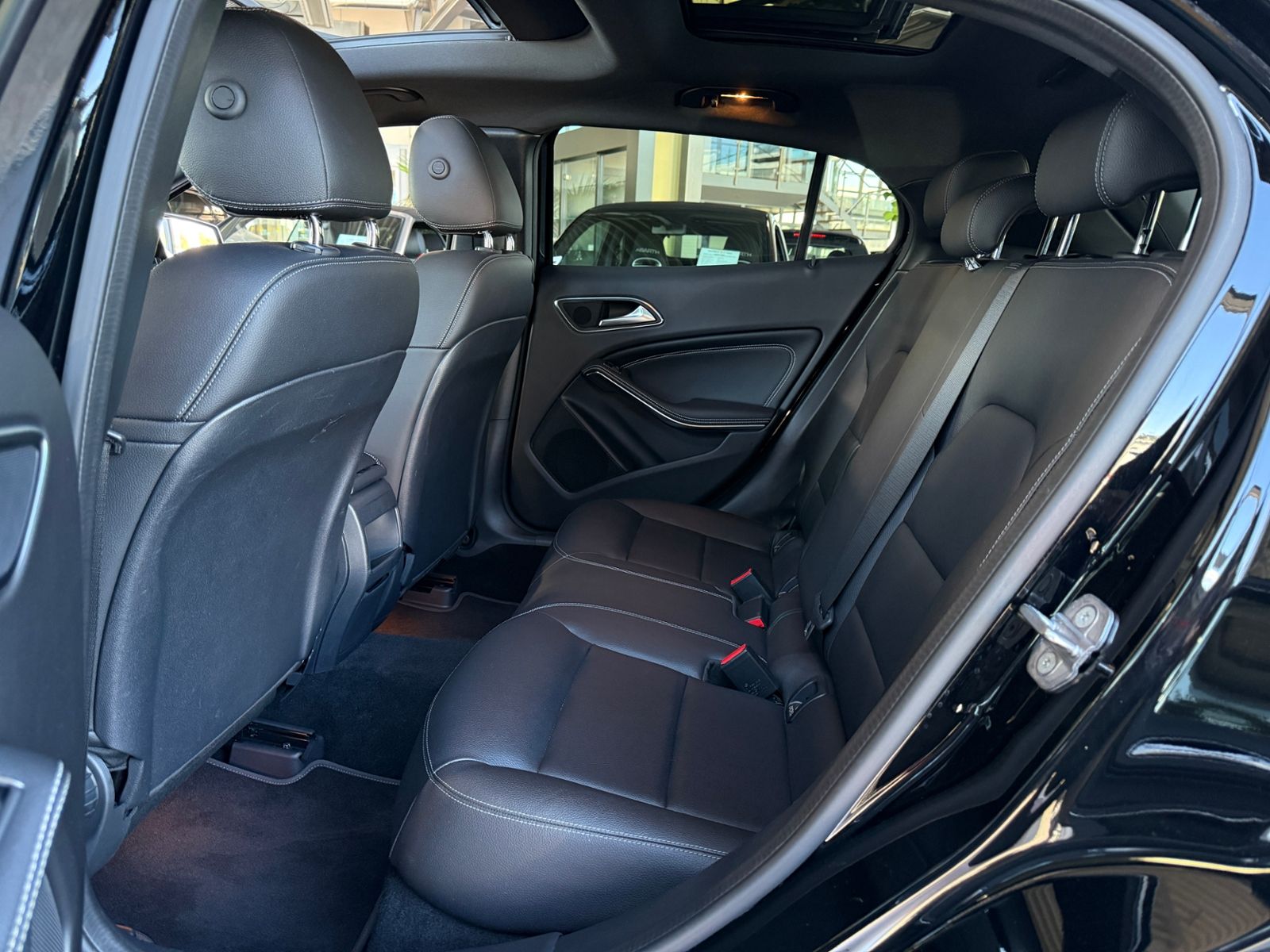 Fahrzeugabbildung Mercedes-Benz GLA 250 4Matic STNDHZ PANO DISTR 360°