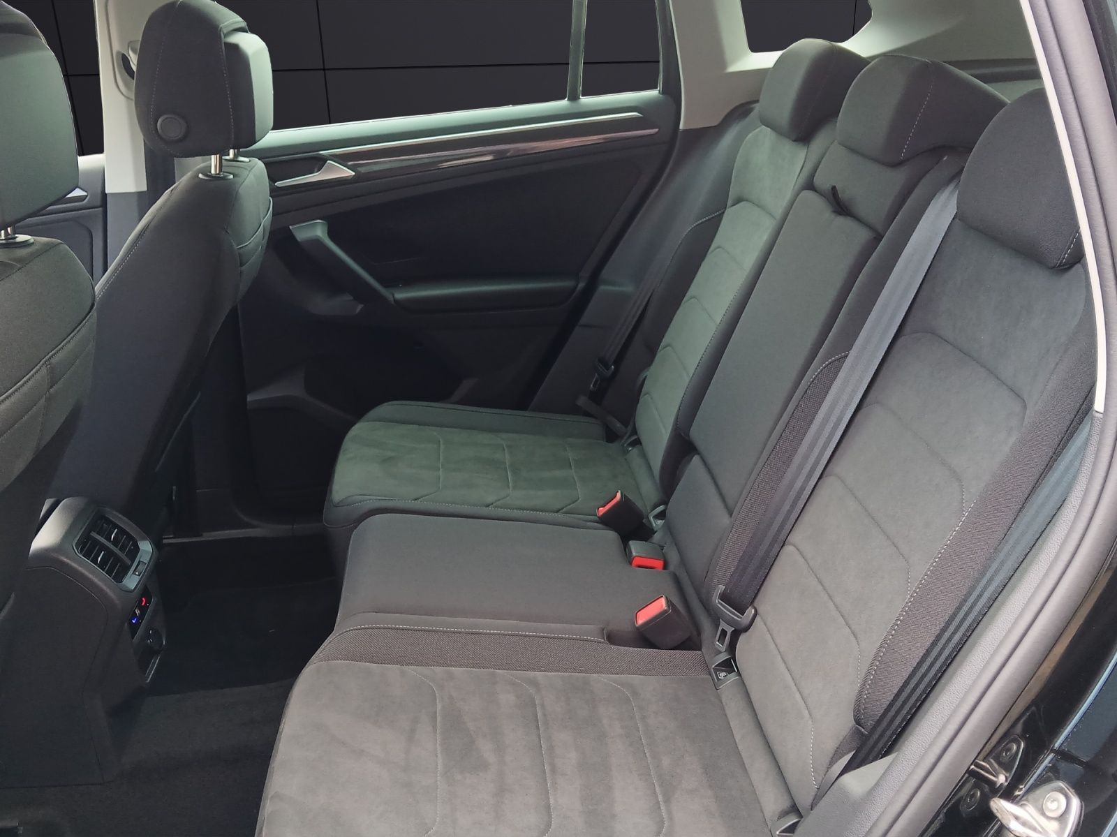 Fahrzeugabbildung Volkswagen Tiguan TSI Elegance DSG Matrix AHK Navi AID ACC
