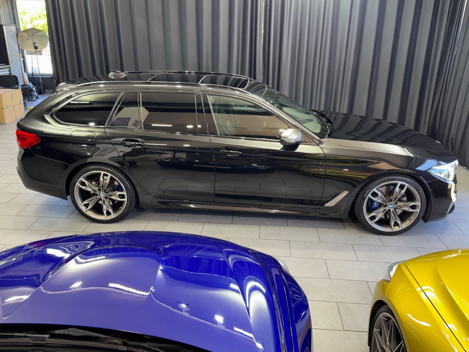 Fahrzeugabbildung BMW M550d xDrive Touring|PANO|NAVI|AHK|1.HAND