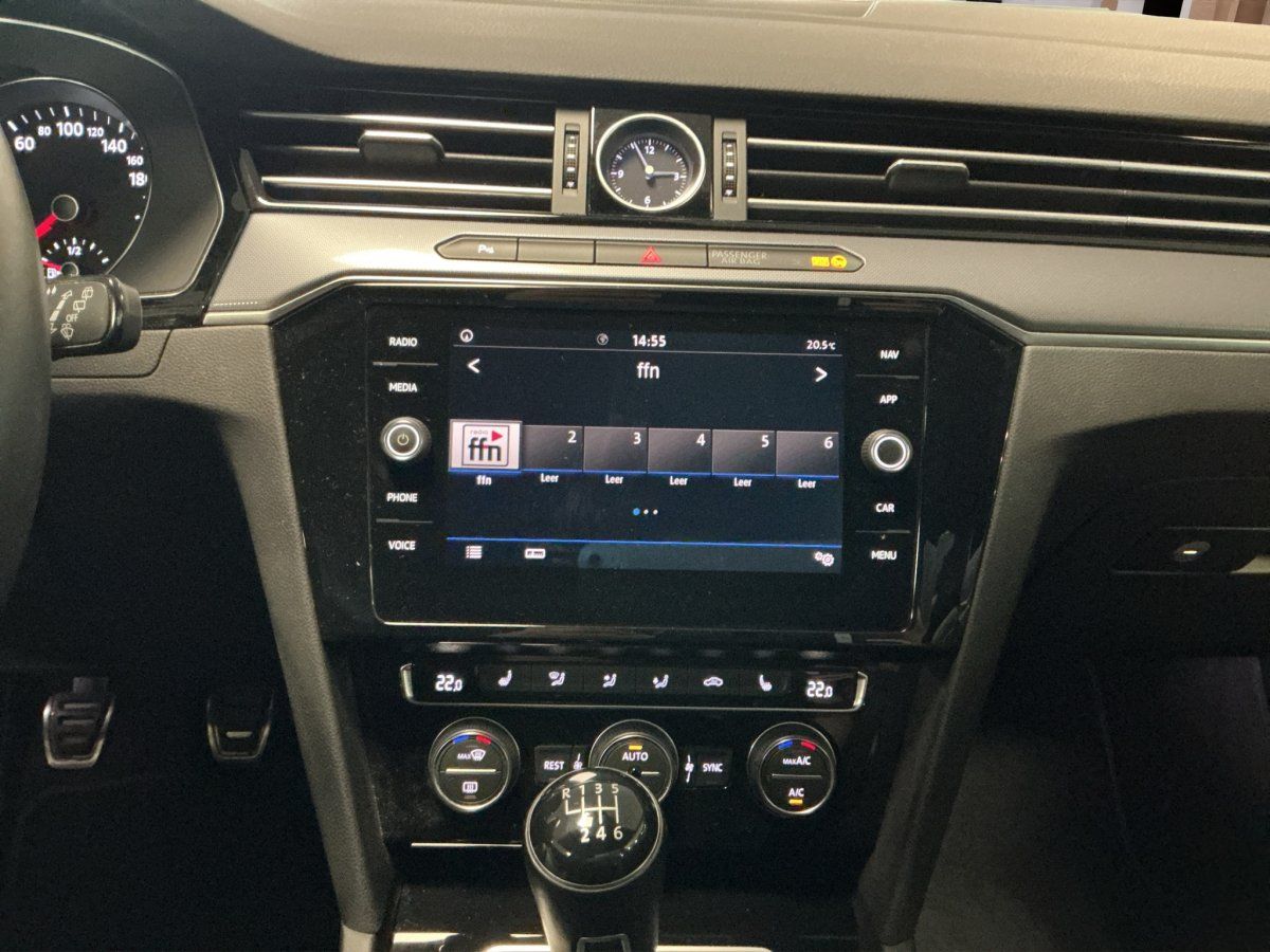 Fahrzeugabbildung Volkswagen Passat Variant Comfortline R-Line 1.4 TSI Navi