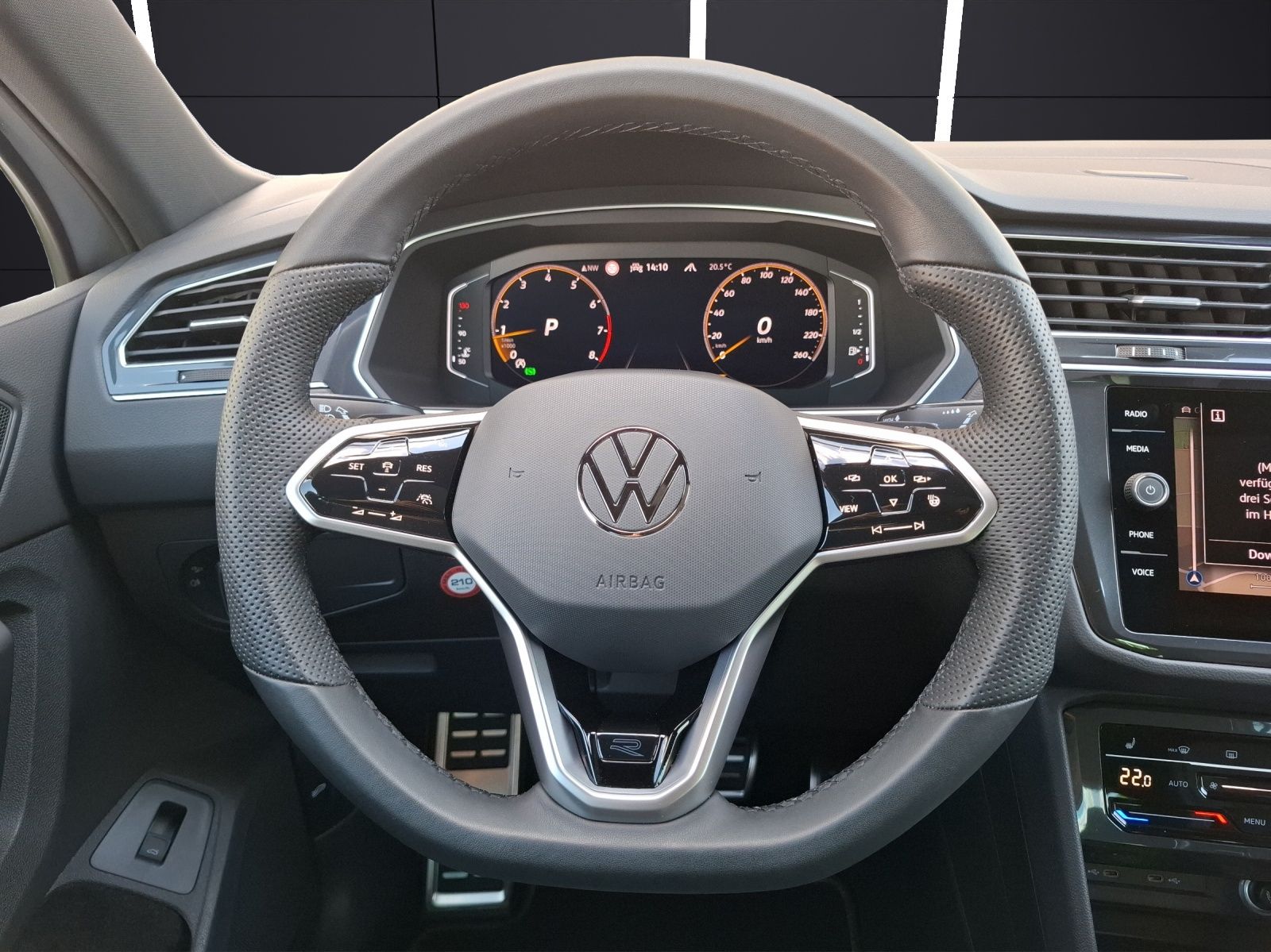 Fahrzeugabbildung Volkswagen Tiguan TSI R-Line DSG 4M STH Matrix AHK Navi Pan
