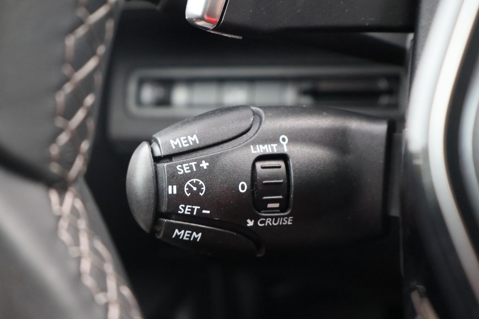 Peugeot 3008 1.2 12V Behindertenumbau Navi 360° Panorama