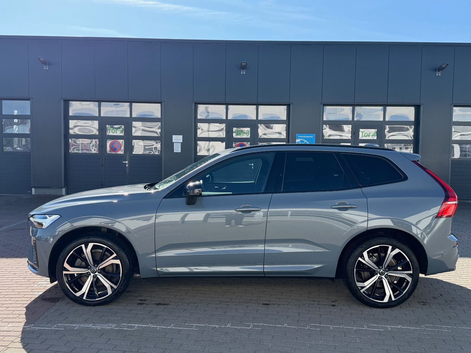 Fahrzeugabbildung Volvo XC60 B4 B Plus Dark*H&K*360°*PANO*AHK*STHZG*