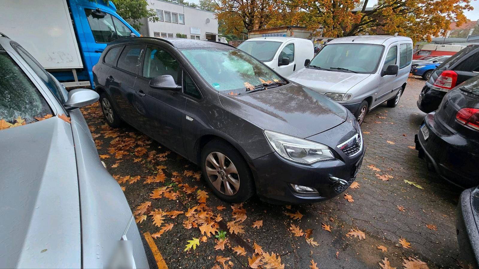 Opel Astra 2012 — салон