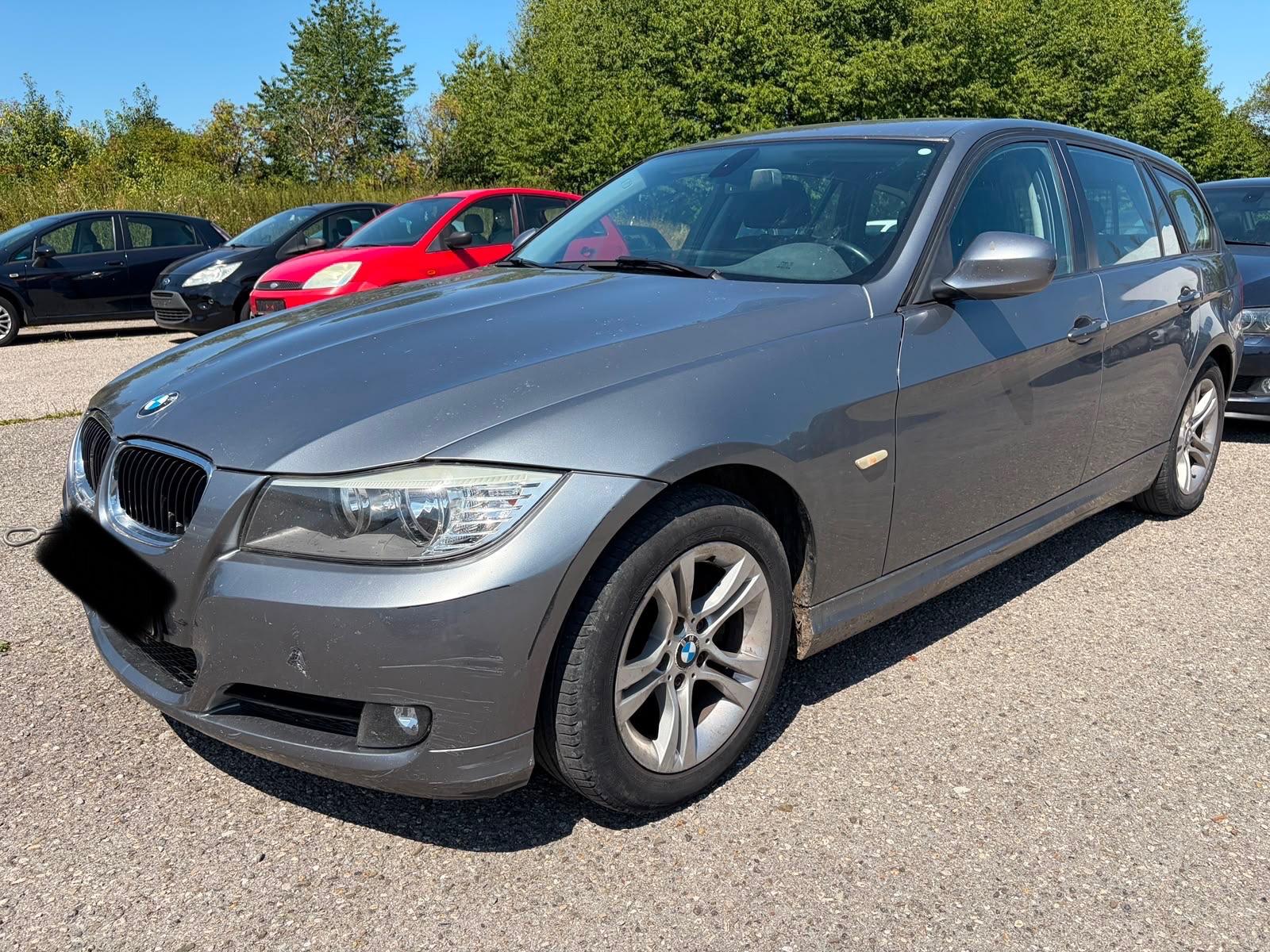 BMW 320 2011 — rear view