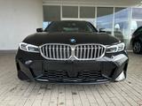 BMW 320 i Lim. M Sport / Pano / 1,99 % Finanzierung - BMW 320 mit Benzin-Antrieb: Limousine, 320i