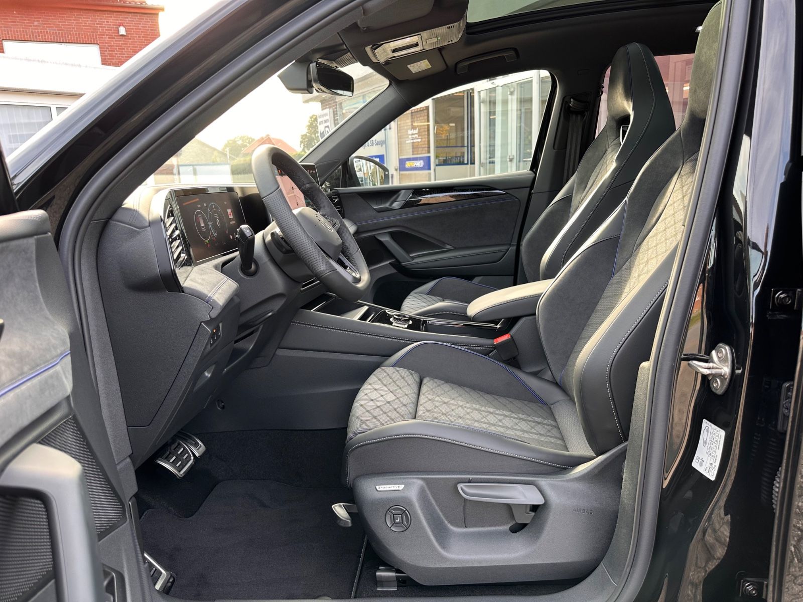Fahrzeugabbildung Volkswagen Tiguan R-Line 2.0 TDI DSG Black/Pano/Matrix/AHK