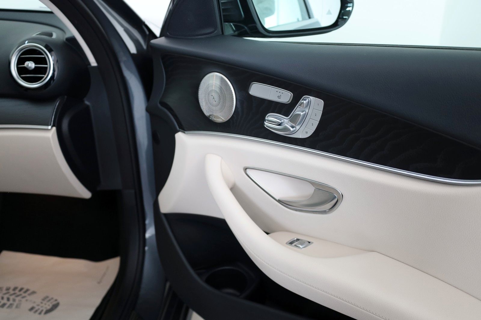 Fahrzeugabbildung Mercedes-Benz E 300de 4M T Avantgarde Leder,Navi,LED,PanoDach